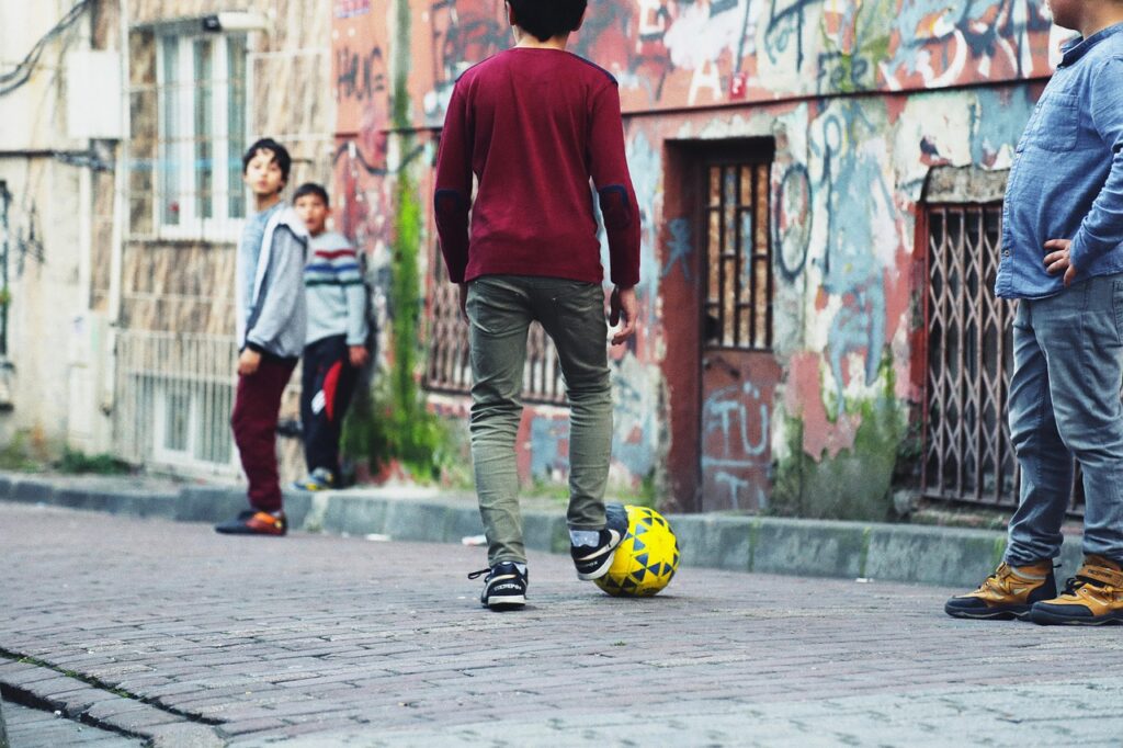 サッカーをする子ども達