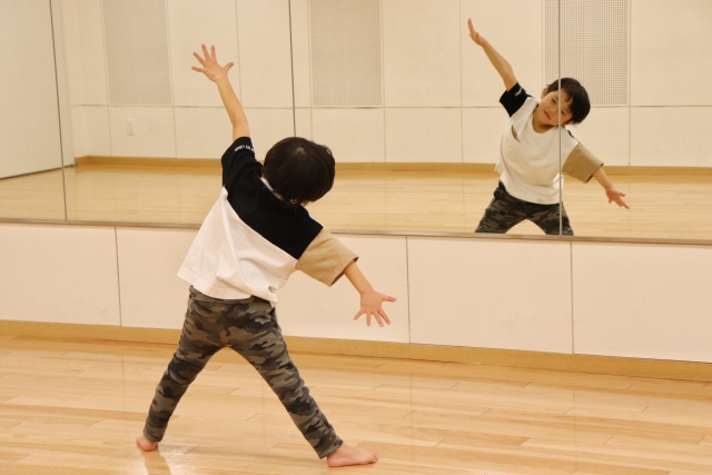 鏡の前で踊る子ども