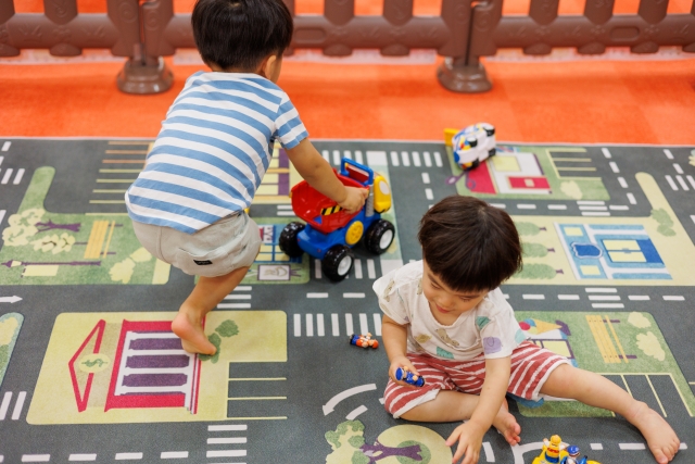おもちゃで遊ぶ子ども達